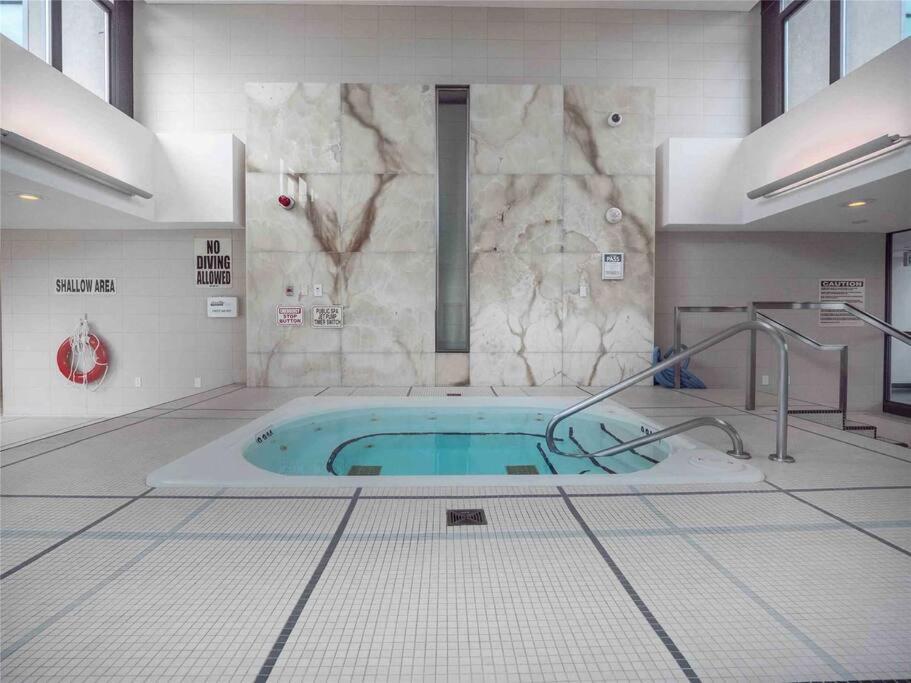 Lakeview Condo In Downtown With Free Parking. Торонто Экстерьер фото