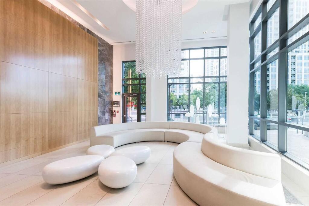 Lakeview Condo In Downtown With Free Parking. Торонто Экстерьер фото