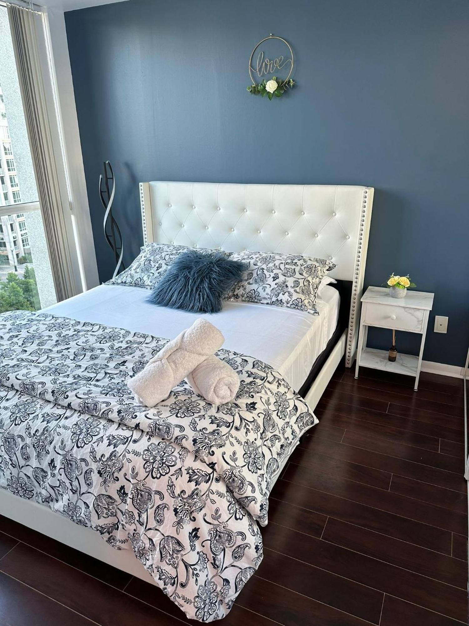 Lakeview Condo In Downtown With Free Parking. Торонто Экстерьер фото